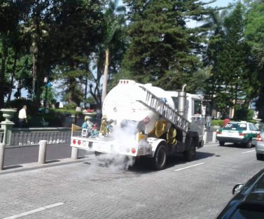 Una pipa de gas pasó la mañana de este día en pleno centro de la ciudad con una fuga en una de sus mangueras, sin que autoridad alguna hiciera nada. Por fortuna sólo fue el susto.  