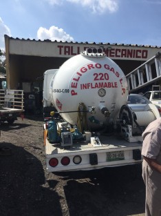El conductor de una pipa de gas manejó hasta los talleres de la empresa con una fuga en una manguera, recorriendo varias  calles y avenidas de la capital,  para que la unidad pudiera ser reparada.