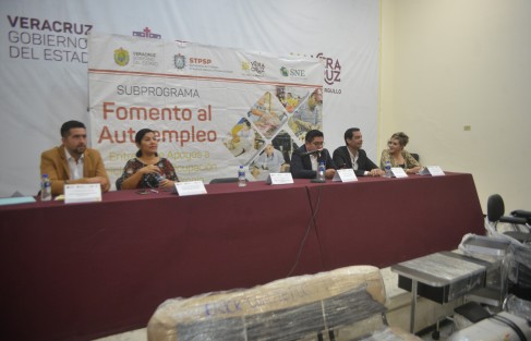 A pesar de andar en camioneta de lujo, la secretaria de Trabajo, Prevención Social y Productividad, María Guadalupe Argüelles, llegó con media hora de retraso  a la entrega de herramientas y apoyos del  programa fomento al empleo.  