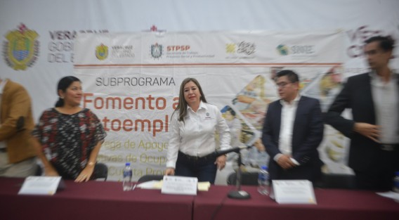 Tal vez esta es la razón de porque hay tanta tardanza en las diferentes demandas labores que lleva dicha secretaria:  