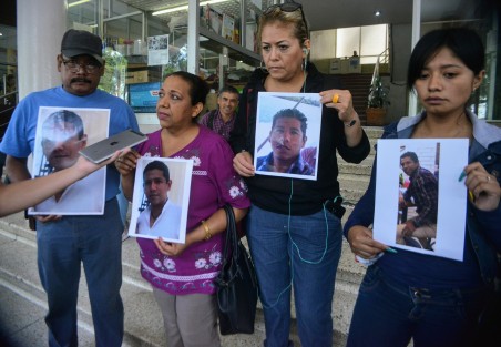 Familiares y amigos del joven Erick de Jesús Rodríguez Prieto pidieron el apoyo del gobernador Cuitláhuac García y del Fiscal Jorge Winckler para que aceleren la búsqueda ya que a 12 días de su desaparición no se tienen avances. 