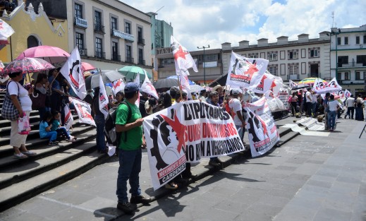 La organización de Cardenistas  nuevamente se congregó en la  Plaza Lerdo para exigir  obras y apoyos a los que estaban acostumbrados, sobre todo su líder Antonio Luna quien desde hace años ya no cacha nada.  