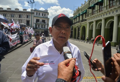 La organización de Cardenistas  nuevamente se congregó en la  Plaza Lerdo para exigir  obras y apoyos a los que estaban acostumbrados, sobre todo su líder Antonio Luna quien desde hace años ya no cacha nada.  