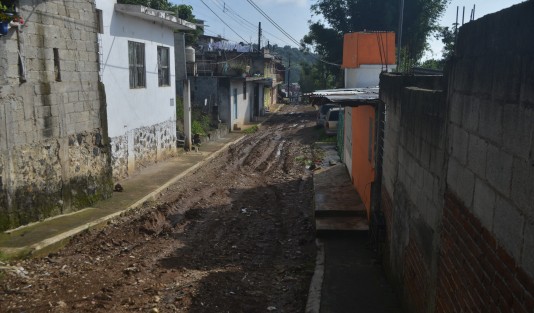 Trabajadores de CMAS iniciaron desde hace más de 20 días el cambio de tomas de agua de la calle Tierra Blanca, y dejaron abiertas zanjas, así como  tierra suelta, lo que provocó un tremendo lodazal. 