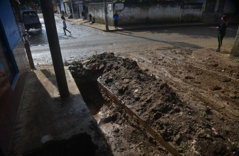 Trabajadores de CMAS iniciaron desde hace más de 20 días el cambio de tomas de agua de la calle Tierra Blanca, y dejaron abiertas zanjas, así como  tierra suelta, lo que provocó un tremendo lodazal. 