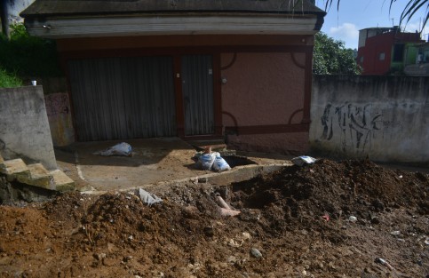 Vecinos del lugar no han podido meter sus carros además de que  se les dificulta caminar por el sitio, aunado de que donde dejan sus vehículos ya se los han abierto. Piden que los trabajadores concluyan los trabajos.