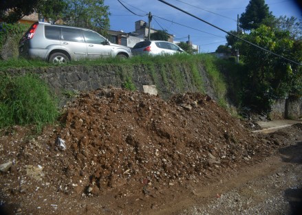 Vecinos del lugar no han podido meter sus carros además de que  se les dificulta caminar por el sitio, aunado de que donde dejan sus vehículos ya se los han abierto. Piden que los trabajadores concluyan los trabajos.