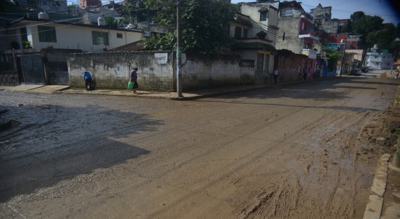 Lo peor es que el lodo baja a la calle 2 Poniente. 