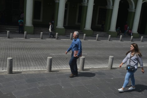 El alcalde de Xalapa, Hiólito Rodríguez Herrero, se dio el lujo de caminar por el centro de la ciudad sin recibir ni un solo reclamo, pero tampoco en saludo.