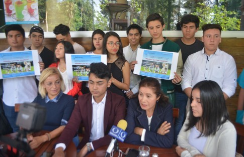 Integrantes de la Asociación Civil Cree, crea y emprende Veracruz, acompañados del albergue de perros Ada azul, invitaron a la población en general a la colecta Unidos por lomitos  para reunir alimentos y artículos  de limpieza para los canes a partir del 15 de junio y hasta el 9 de julio en la escuela Constitución del centro de Xalapa.  
