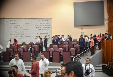 Ante la falla del tablero electrónico, fue pedido un receso primeramente, y después suspendida la sesión, ya que comentan hay problemas eléctricos dentro del recinto legislativo... las goteras son aparte.