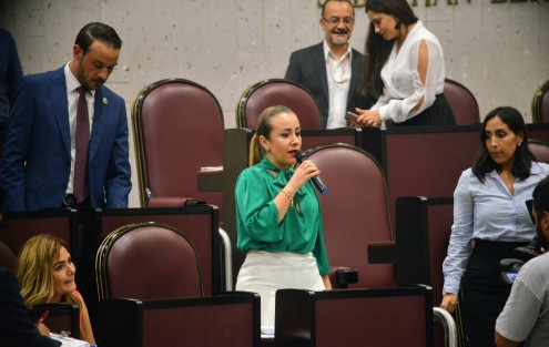 Ante la falla del tablero electrónico, fue pedido un receso primeramente, y después suspendida la sesión, ya que comentan hay problemas eléctricos dentro del recinto legislativo... las goteras son aparte.