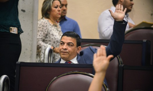 Las diputadas y diputados de la LXV Legislatura aprobaron la iniciativa, presentada el 9 de mayo pasado por la diputada Magaly Armenta Oliveros, por la cual se reforma el artículo 67 de la Constitución Política del Estado y se establece que los órganos autónomos de la entidad tendrán la obligación de presentar, dentro de los primeros 15 días de cada año, a los Poderes Ejecutivo y Legislativo un informe de actividades. 