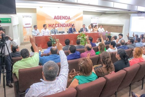 El Alcalde de Teocelo Mario Antonio Chama Díaz y la Síndica Municipal Zayra del Carmen Martínez Andrade, estuvieron presentes en la Secretaría de Finanzas y Planeación (SEFIPLAN) en la Ciudad de Xalapa, donde se llevó a cabo el ciclo de conferencias <em>Agenda Hacendaria 2019</em>, que tiene como objetivo lograr que las administraciones locales cuenten con la información y facilidades suficientes para el óptimo manejo de los recursos.