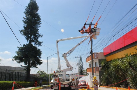 Este viernes personal de la CFE realizó trabajos de mantenimiento en la red cercana al Palacio Legislativo, presuntamente para solucionar los problemas en el suministro de energía que provocaron la suspensión de la sesión del Congreso el pasado jueves. 