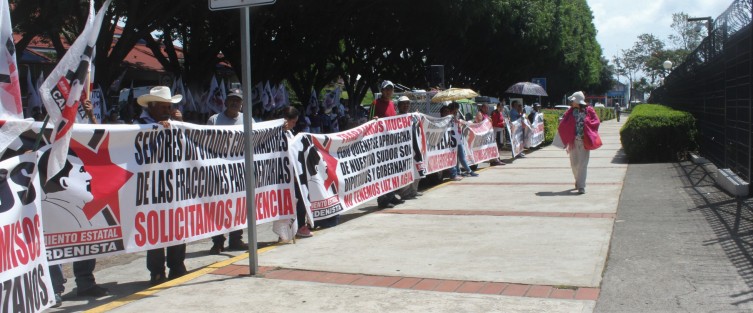 Cardenistas repitieron este viernes su plantón frente al Palacio Legislativo.