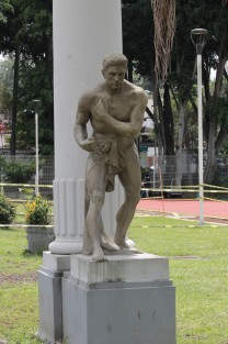 Creugas, primero en lanzar el golpe y exigió a Damóxeno que bajase los brazos para recibir el golpe. Luego de que Creugas impactara su puño en el rostro de Damóxeno, este se recupera.
