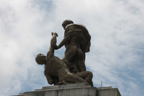 Según las reglas del pancracio griego, al no definirse un ganador en un combate, por turnos cada contendiente podía golpear a su rival mientras éste permanecía en la  posición que el luchador en turno de golpear indicara. Así sucesivamente hasta definir el combate.
