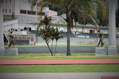 Dos personajes épicos del Pancracio griego: Creugas y Damoxenos, se encuentran a los lados de la colosal columnata del Estadio Xalapeño, mismas que son  réplicas 