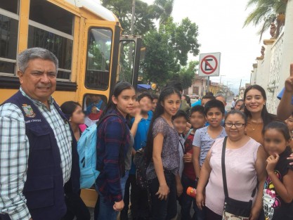 El día de ayer se llevó a cabo el primer traslado en el <em>Autobús Dios Tigre</em>, el cual será para el servicio del pueblo de Teocelo, apoyando a los niños de ese municipio. La presidenta del Sistema Municipal DIF, Mara Chama Villa, coordinó el traslado en el autobús, a los niños acólitos al municipio de Cosautlán, llevándolos y regresándolos seguros.