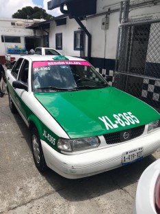 Mediante una llamada al 911 se informó sobre el hecho, por lo que oficiales activaron las acciones correspondientes; localizando a los sujetos en el fraccionamiento Jardines de Xalapa a bordo de un Nissan Tsuru habilitado como taxi, placas A419XDT y número económico XL-8365. 