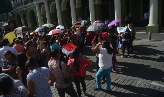 Mujeres adheridas al programa Prospera, ahora Bienestar, se manifestaron y bloquearon la calle Enríquez,  ya que desde el mes de enero no les han depositado los recursos de dicho programa.  