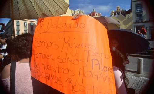 Mujeres adheridas al programa Prospera, ahora Bienestar, se manifestaron y bloquearon la calle Enríquez,  ya que desde el mes de enero no les han depositado los recursos de dicho programa.  