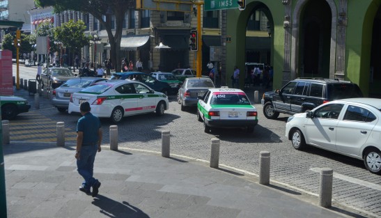 Mujeres adheridas al programa Prospera, ahora Bienestar, se manifestaron y bloquearon la calle Enríquez,  ya que desde el mes de enero no les han depositado los recursos de dicho programa.  