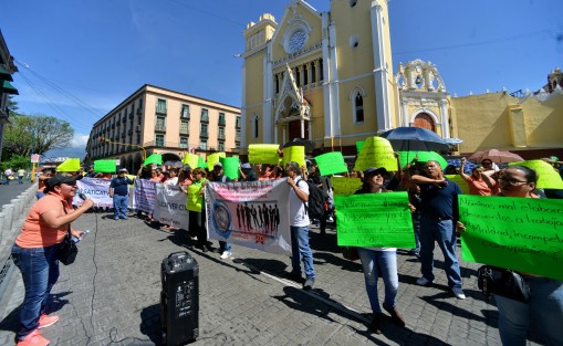 Empleados del ICATVER marcharon desde Ávila Camacho hasta el centro de Xalapa para exigir la salida del director Miguel Jácome, a quien acusan de acoso laboral y no respetar el contrato colectivo de trabajo.