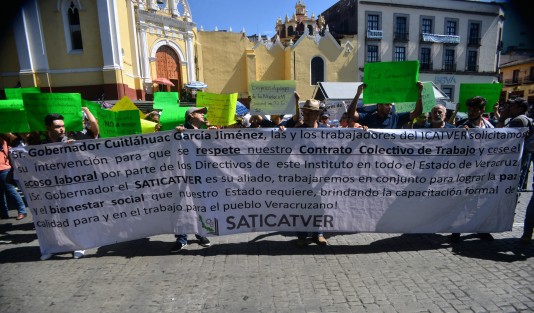 Empleados del ICATVER marcharon desde Ávila Camacho hasta el centro de Xalapa para exigir la salida del director Miguel Jácome, a quien acusan de acoso laboral y no respetar el contrato colectivo de trabajo.