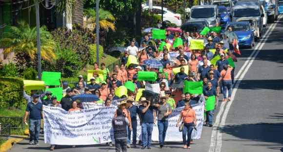 Empleados del ICATVER marcharon desde Ávila Camacho hasta el centro de Xalapa para exigir la salida del director Miguel Jácome, a quien acusan de acoso laboral y no respetar el contrato colectivo de trabajo.