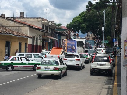 Como en tiempos pasados, las manifestaciones en el centro de Xalapa provocaron caos vial incluso a varias cuadras del centro de la ciudad. 