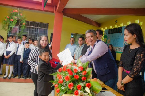 El Alcalde de Teocelo, Mario Chama Díaz, estuvo presente como invitado de honor en la clausura del ciclo escolar 2013 - 2019 de la escuela Primaria Vicente Guerrero, de la comunidad de Monte Blanco, evento en el cual  la Presidenta del Sistema Municipal DIF, Mara Chama Villa, fue madrina de Generación.  