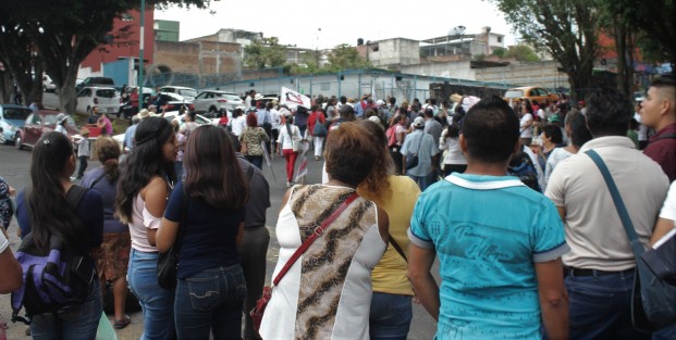 Cardenistas continuaron este lunes sus manifestaciones  afuera del Palacio Legislativo, sin embargo el número de manifestantes va disminuyendo cada día. 