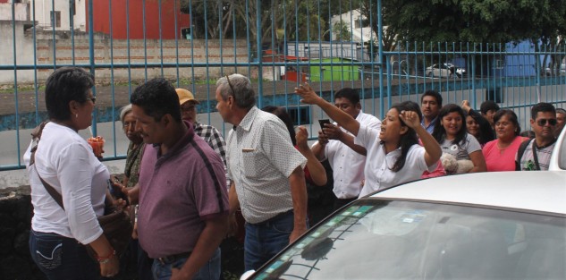 Los ánimos se calentaron afuera del Palacio Legislativo cuando exintegrantes del Frente Cardenista salieron luego de reunirse con representantes del Congreso, pues fueron señalados de vendidos, y rateros, además de recibir jaloneos y empujones.