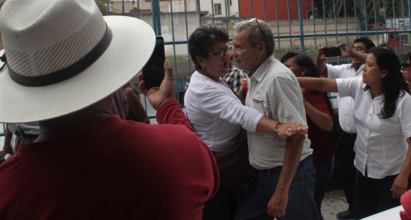 Los ánimos se calentaron afuera del Palacio Legislativo cuando exintegrantes del Frente Cardenista salieron luego de reunirse con representantes del Congreso, pues fueron señalados de vendidos, y rateros, además de recibir jaloneos y empujones.