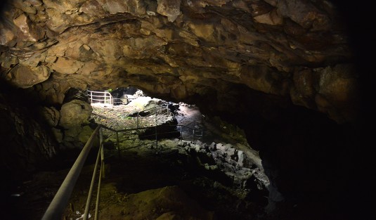 Al recorrer el sitio uno puede constatar que el candado que fue colocado en las puertas de la cueva ya se encuentra oxidado, incluso se puede ver desde el exterior la basura acumulada y polvo. Por lo dicho de las personas que cuidan los baños han encontrado botes de cervezas y hasta condones usados. 