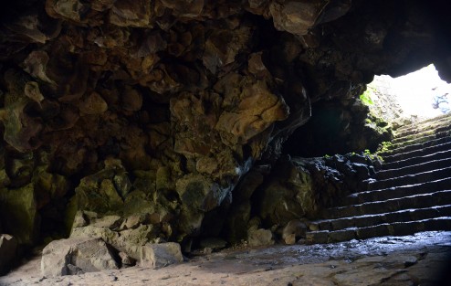 Al recorrer el sitio uno puede constatar que el candado que fue colocado en las puertas de la cueva ya se encuentra oxidado, incluso se puede ver desde el exterior la basura acumulada y polvo. Por lo dicho de las personas que cuidan los baños han encontrado botes de cervezas y hasta condones usados. 