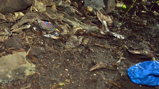Al recorrer el sitio uno puede constatar que el candado que fue colocado en las puertas de la cueva ya se encuentra oxidado, incluso se puede ver desde el exterior la basura acumulada y polvo. Por lo dicho de las personas que cuidan los baños han encontrado botes de cervezas y hasta condones usados. 