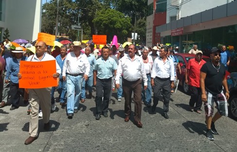Habitantes de Emiliano Zapata, Cardel y Actopan, entre otros municipios exigieron el alto a los cobros excesivos por parte de la Comisión Federal de Electricidad, marcharon por varias calles de Xalapa hasta llegar al centro de la ciudad.