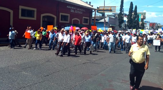 Habitantes de Emiliano Zapata, Cardel y Actopan, entre otros municipios exigieron el alto a los cobros excesivos por parte de la Comisión Federal de Electricidad, marcharon por varias calles de Xalapa hasta llegar al centro de la ciudad.