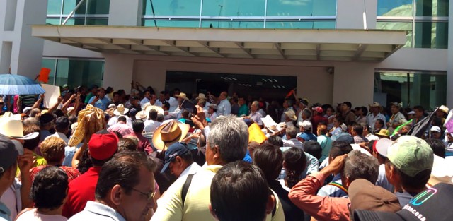 Primero se manifestaron en las oficinas de la CFE y posteriormente se plantaron frente a palacio de gobierno los quejosos pertenecen a la asociación La resistencia Civil la leyenda del Chucho el Roto, encabezada por Francisco Fernández Morales. 
