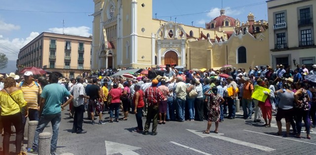 Primero se manifestaron en las oficinas de la CFE y posteriormente se plantaron frente a palacio de gobierno los quejosos pertenecen a la asociación La resistencia Civil la leyenda del Chucho el Roto, encabezada por Francisco Fernández Morales. 
