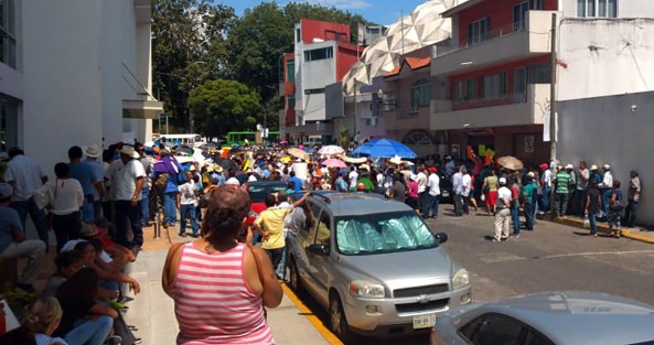 Primero se manifestaron en las oficinas de la CFE y posteriormente se plantaron frente a palacio de gobierno los quejosos pertenecen a la asociación La resistencia Civil la leyenda del Chucho el Roto, encabezada por Francisco Fernández Morales. 