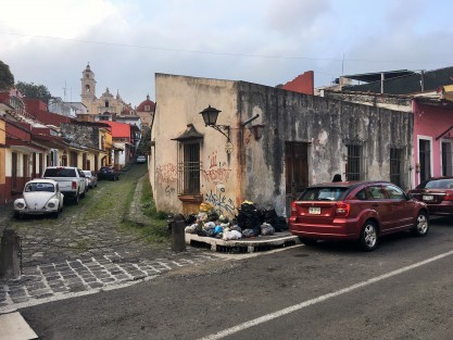 Típico y emblemático rinconcito xalapeño, el callejón de Jesús te Ampare, donde el montón de basura frente a casa abandonada ya también es parte del paisaje  