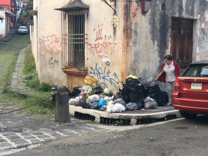 La desagradable imagen del callejón Jesús te Ampare no es obra solo de las autoridades,  vecinos ponen su granito de arena, o mejor dicho, su bolsita de basura. 