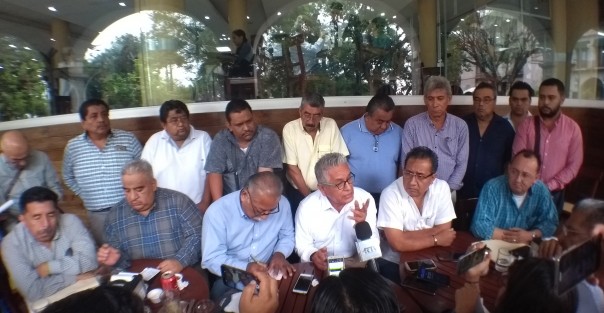 Integrantes de diferentes agrupaciones transportistas pidieron al gobernador Cuitláhuac García que cumpla su promesa de campaña  con respecto al reordenamiento vehicular, debido que en lo que va de esta administración subieron los costos de varios trámites.
