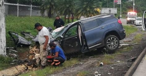 La mañana  de este miércoles se registró un aparatoso accidente en la autopista Córdoba-Veracruz dejando como saldo dos personas muertas y dos lesionados. 