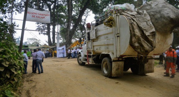 Este 26 de junio, el Ayuntamiento de Xalapa desacató por tercera ocasión la orden de entrega del relleno sanitario El Tronconal a Veolia, informó la empresa.
