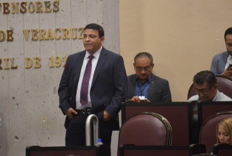  Durante la sesion ordinaria en el Congreso local, se dio una larga discusión por la propuesta para entregar la administración de tiendas escolares a la SEV en la que diputados se dijeron de todo. Al final la aplanadora de Morena aprobó dicho punto.
